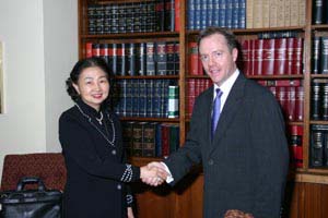 Hong Kong's Secretary for Justice, Ms Elsie Leung, met with the Attorney General of Ontario, the Hon Michael Bryant, to update him of Hong Kong's new constitutional order under the "One Country, Two Systems" concept. 