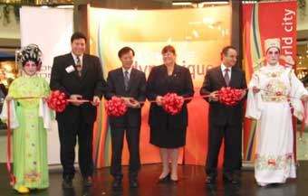 The "Building a Dynamic Hong Kong" photo exhibition, was opened in October in Montreal to feature Hong Kong's infrastructure achievements, present and future. 