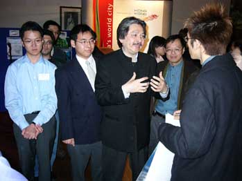 Secretary Tsang meets with more than 100 Hong Kong students in Toronto and encouraged them to explore career opportunities in Hong Kong.