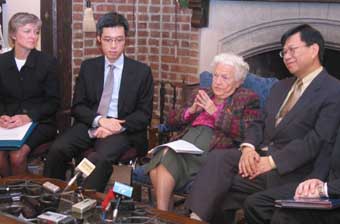 Mississauga Mayor Hazel McCallion (2nd right) strongly encourages Canadian businesses to use Hong Kong as the gateway to China's market.
