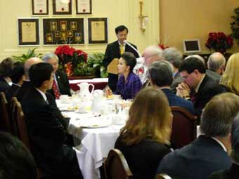 Mr So presents a briefing on "Hong Kong as the platform to China" at a parliamentary breakfast meeting in Ottawa.