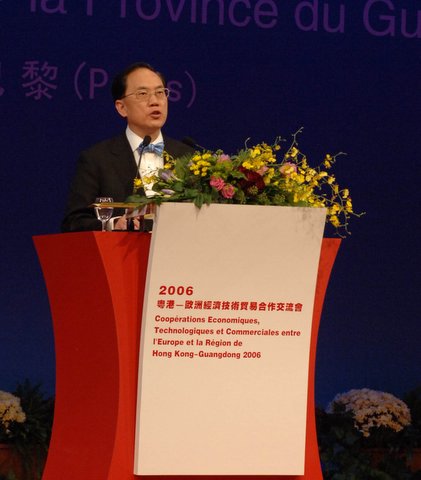 At the Hong Kong Guangdong Business Conference held in Paris, Mr Donald Tsang presents to over 2,000 senior executives China's business opportunities and Hong Kong's role in developing a strategy for doing business in China.