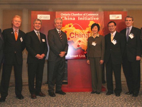 Representatives of the OCC and HKETO, together with the VIPs, unveil the "Gateway to China" at the launching ceremony of "China Initiative" -- a project designed to allow Ontario's small and medium-sized businesses to utilize Hong Kong's position as the gateway to the Mainland.   