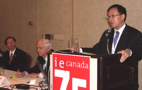 The Director of the Hong Kong Economic and Trade Office, Mr Bassanio So, encourages Canadian companies to use Hong Kong as their sourcing platform and make use of its unique advantages while addressing a conference organized by the Canadian Association of Importers and Exporters. 