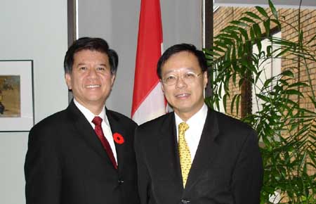 The Director of the Hong Kong Economic and Trade Office, Mr Bassanio So (right), today (November 2) pays a courtesy call to the Minister of State (Multiculturalism), the Hon. Raymond Chan, in Ottawa to update him the latest development of Hong Kong and the closer integration between Hong Kong and the Pearl River Delta.  The meeting also paves the way for more exchanges between the two governments.