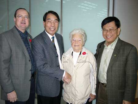 Photo shows the Assistant Director of the Hong Kong Economic and Trade Office (Canada), Mr Stephen Siu (2nd left), on behalf of the HKETO, sending off at the Toronto Airport the leaders of the �Team Mississauga� - Mayor Hazel McCallion (2nd right); the Director of Economic Development, City of Mississauga , Mr Larry Petovello (left); and the Director of Mississauga Board of Trade, Mr Andre Mak (right) this (Monday) morning.  