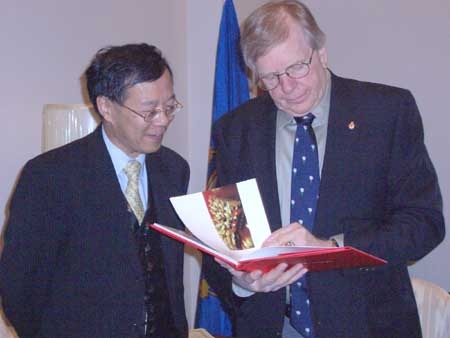 The Director of the Hong Kong Economic and Trade Office (Canada) (HKETO), Mr. Bassanio So, today (October 6) met with the Lieutenant Governor of Manitoba, the Hon. John Harvard, in Winnipeg to explore ways to enhance economic collaboration between Hong Kong and Manitoba.  Mr So also took the opportunity to update the Lieutenant Governor on the latest economic development in Hong Kong.