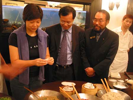 Picture shows Ms Carol Lai (left), the film director of <The Floating Landscape>, demonostrating Chinese dim sum making at the CIFF press conference. Looking on are Mr Bassanio So (middle), HKETO Director, and Mr Wayne Cao (right), Member of Alberta Legislature.